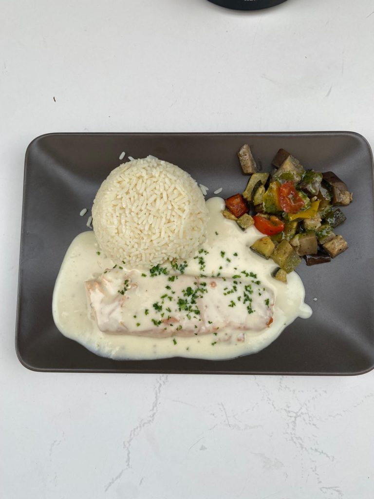 Saumon, sauce crémeuse, riz et légumes