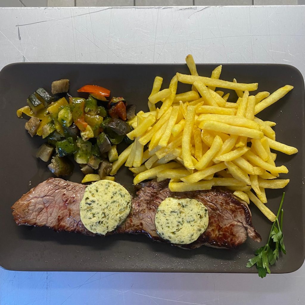 Steak de bœuf, beurre aux herbes, frites et ratatouille
